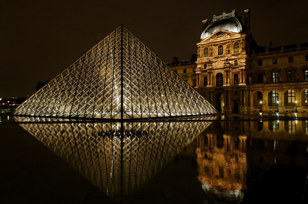 Paris - by night - Le Louvre