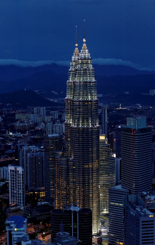 Kuala Lumpur - Petronas Towers at night